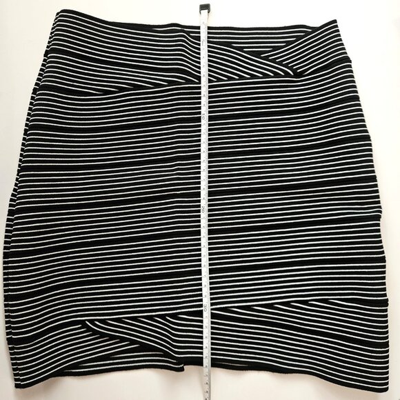 🦓BCBGMaxAzria Asymmetrical Black & White Stripe Bandage Mini Skirt - Picture 5 of 7